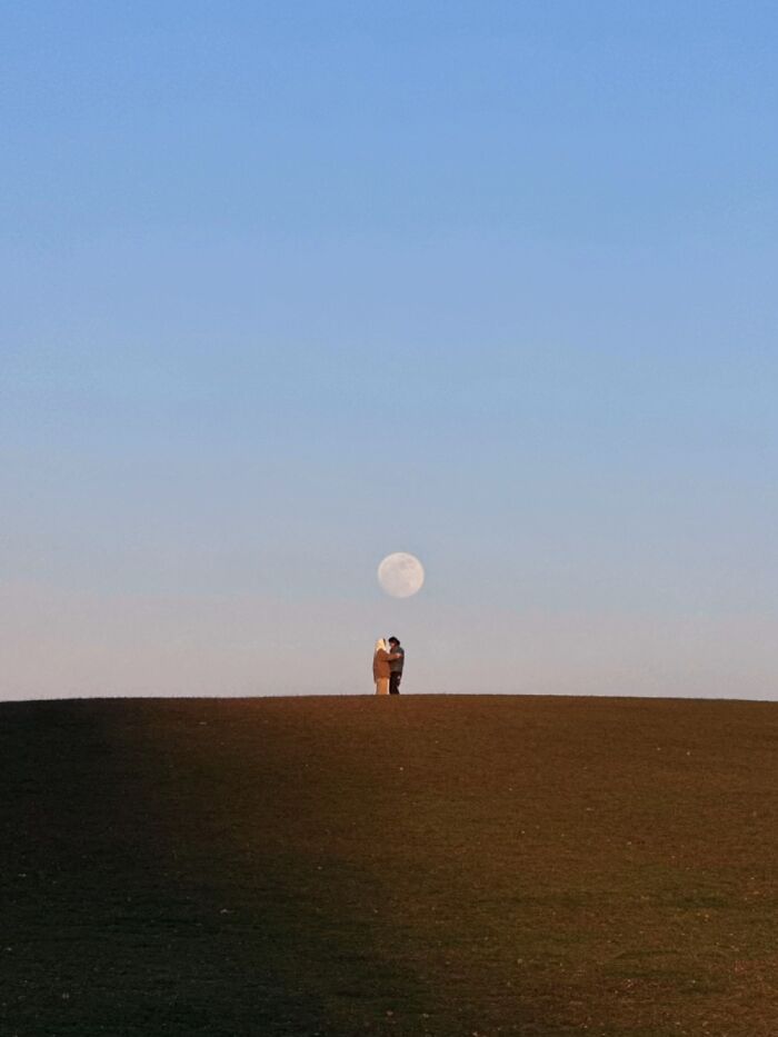 &ldquo;Like A Painting&rdquo;: This Wholesome Photo Trend Between Strangers Has The Internet In A Chokehold