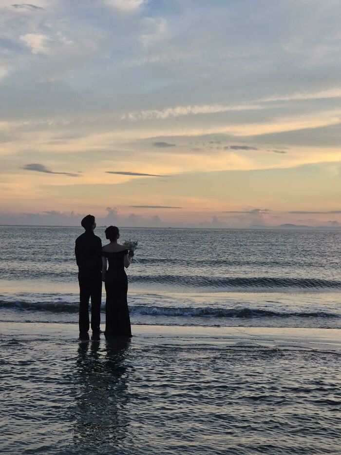 &ldquo;Like A Painting&rdquo;: This Wholesome Photo Trend Between Strangers Has The Internet In A Chokehold