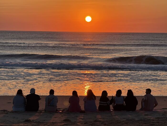 &ldquo;Like A Painting&rdquo;: This Wholesome Photo Trend Between Strangers Has The Internet In A Chokehold