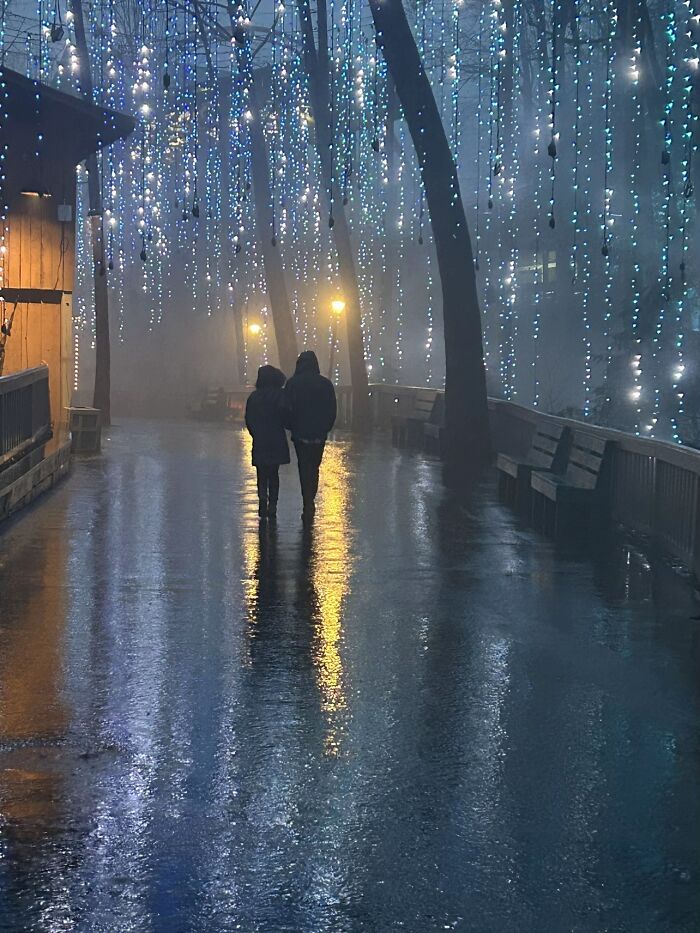 &ldquo;Like A Painting&rdquo;: This Wholesome Photo Trend Between Strangers Has The Internet In A Chokehold