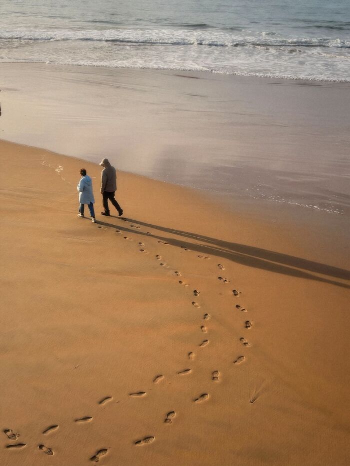 &ldquo;Like A Painting&rdquo;: This Wholesome Photo Trend Between Strangers Has The Internet In A Chokehold