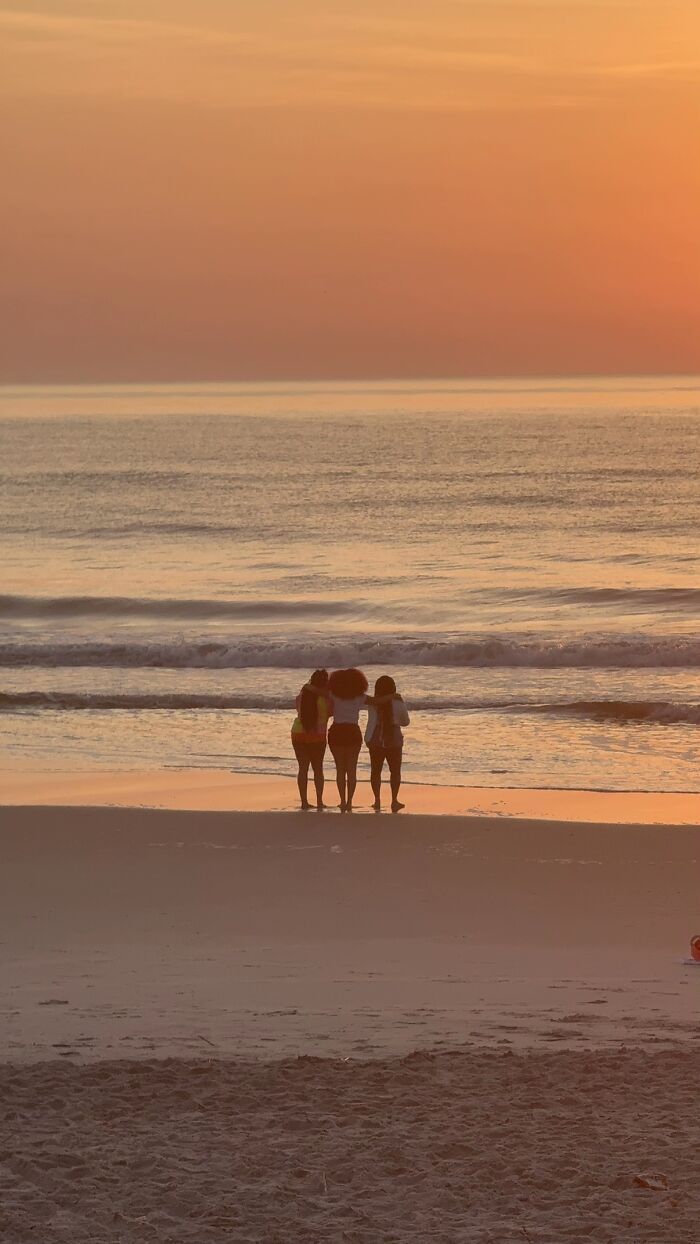 &ldquo;Like A Painting&rdquo;: This Wholesome Photo Trend Between Strangers Has The Internet In A Chokehold
