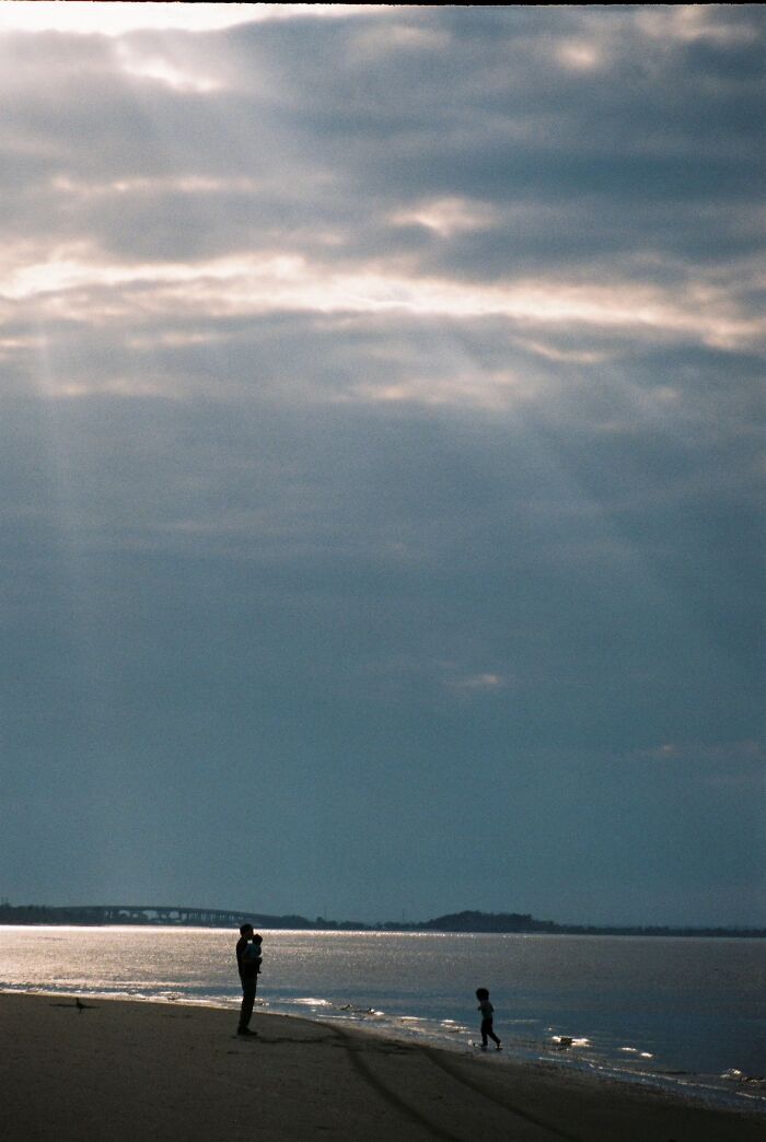 &ldquo;Like A Painting&rdquo;: This Wholesome Photo Trend Between Strangers Has The Internet In A Chokehold