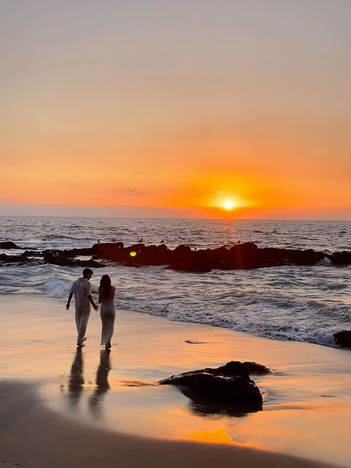 &ldquo;Like A Painting&rdquo;: This Wholesome Photo Trend Between Strangers Has The Internet In A Chokehold
