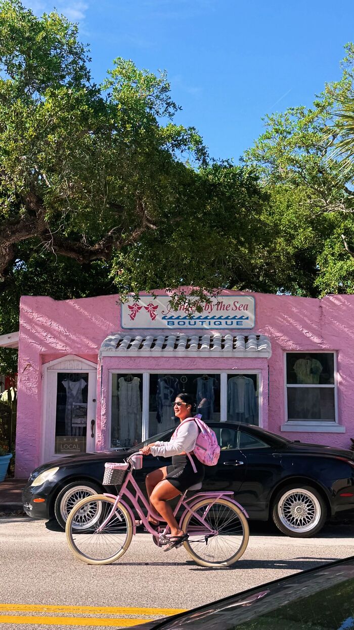 &ldquo;Like A Painting&rdquo;: This Wholesome Photo Trend Between Strangers Has The Internet In A Chokehold