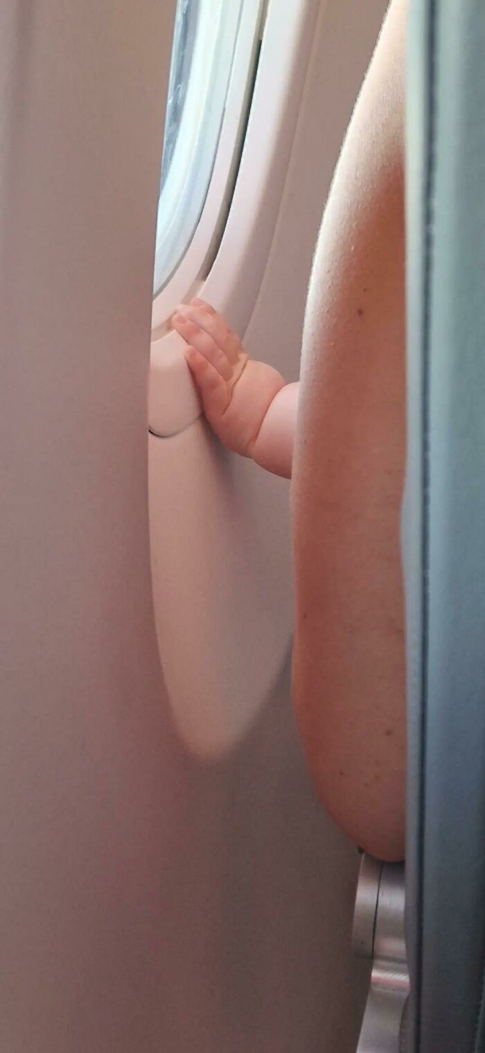 &ldquo;Like A Painting&rdquo;: This Wholesome Photo Trend Between Strangers Has The Internet In A Chokehold