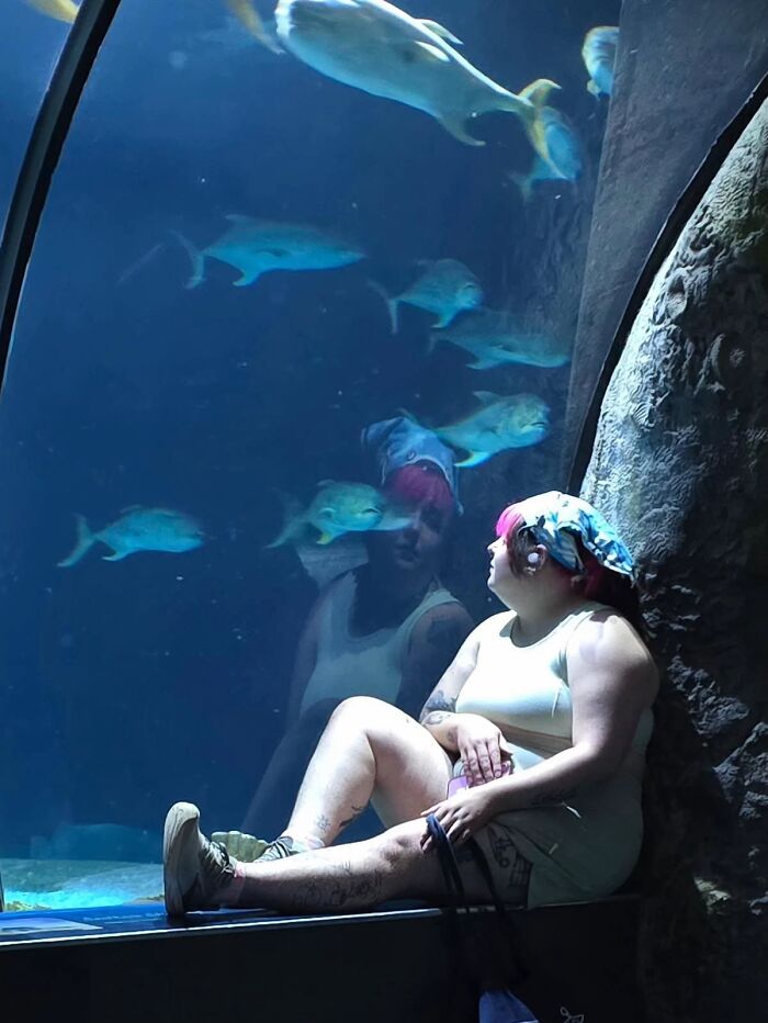 &ldquo;Like A Painting&rdquo;: This Wholesome Photo Trend Between Strangers Has The Internet In A Chokehold