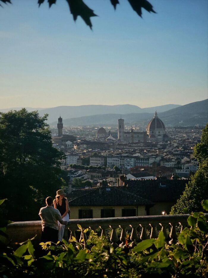 &ldquo;Like A Painting&rdquo;: This Wholesome Photo Trend Between Strangers Has The Internet In A Chokehold