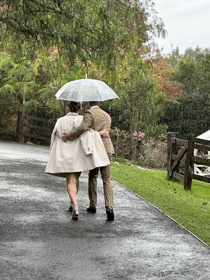 &ldquo;Like A Painting&rdquo;: This Wholesome Photo Trend Between Strangers Has The Internet In A Chokehold