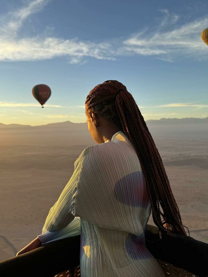 &ldquo;Like A Painting&rdquo;: This Wholesome Photo Trend Between Strangers Has The Internet In A Chokehold