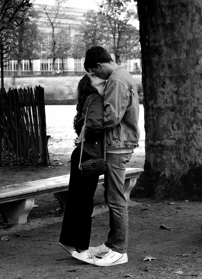 &ldquo;Like A Painting&rdquo;: This Wholesome Photo Trend Between Strangers Has The Internet In A Chokehold