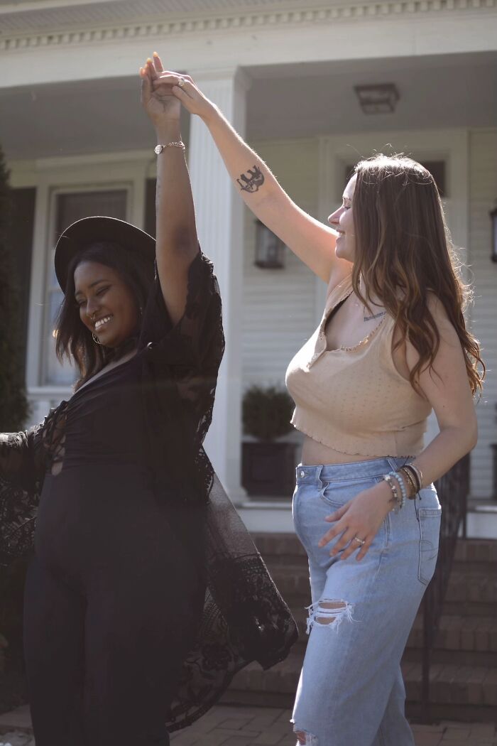 &ldquo;Like A Painting&rdquo;: This Wholesome Photo Trend Between Strangers Has The Internet In A Chokehold