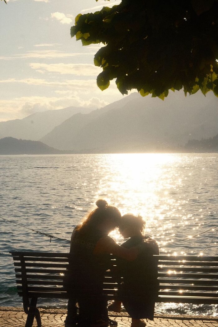 &ldquo;Like A Painting&rdquo;: This Wholesome Photo Trend Between Strangers Has The Internet In A Chokehold