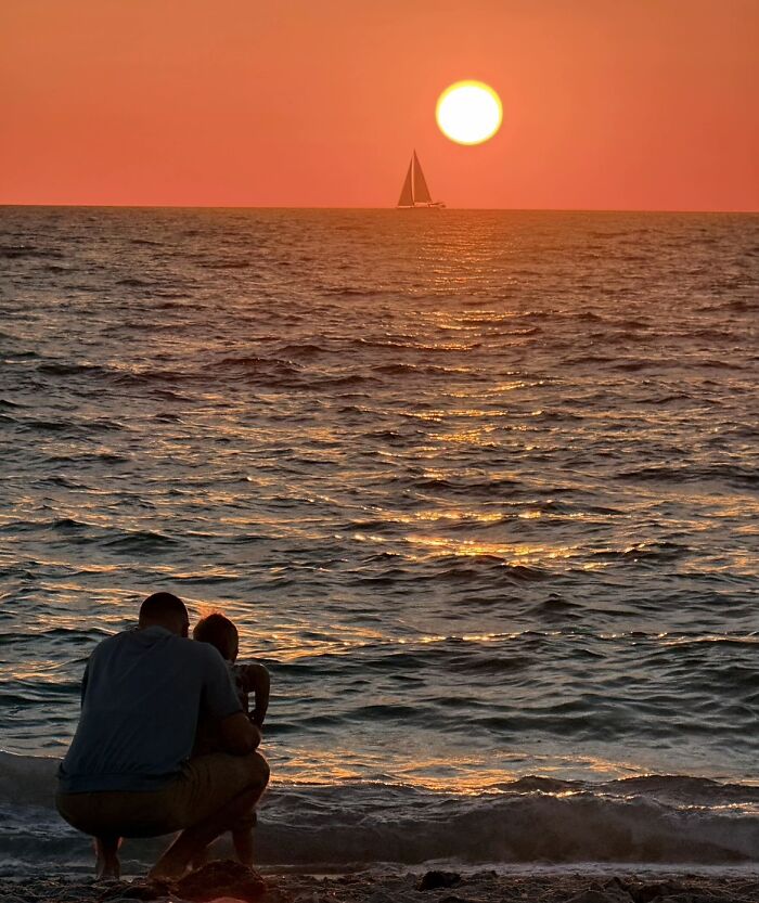 &ldquo;Like A Painting&rdquo;: This Wholesome Photo Trend Between Strangers Has The Internet In A Chokehold
