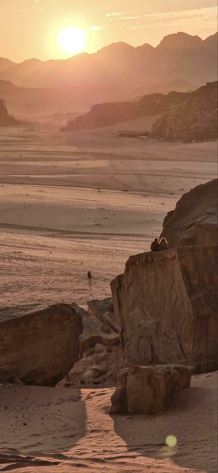 &ldquo;Like A Painting&rdquo;: This Wholesome Photo Trend Between Strangers Has The Internet In A Chokehold