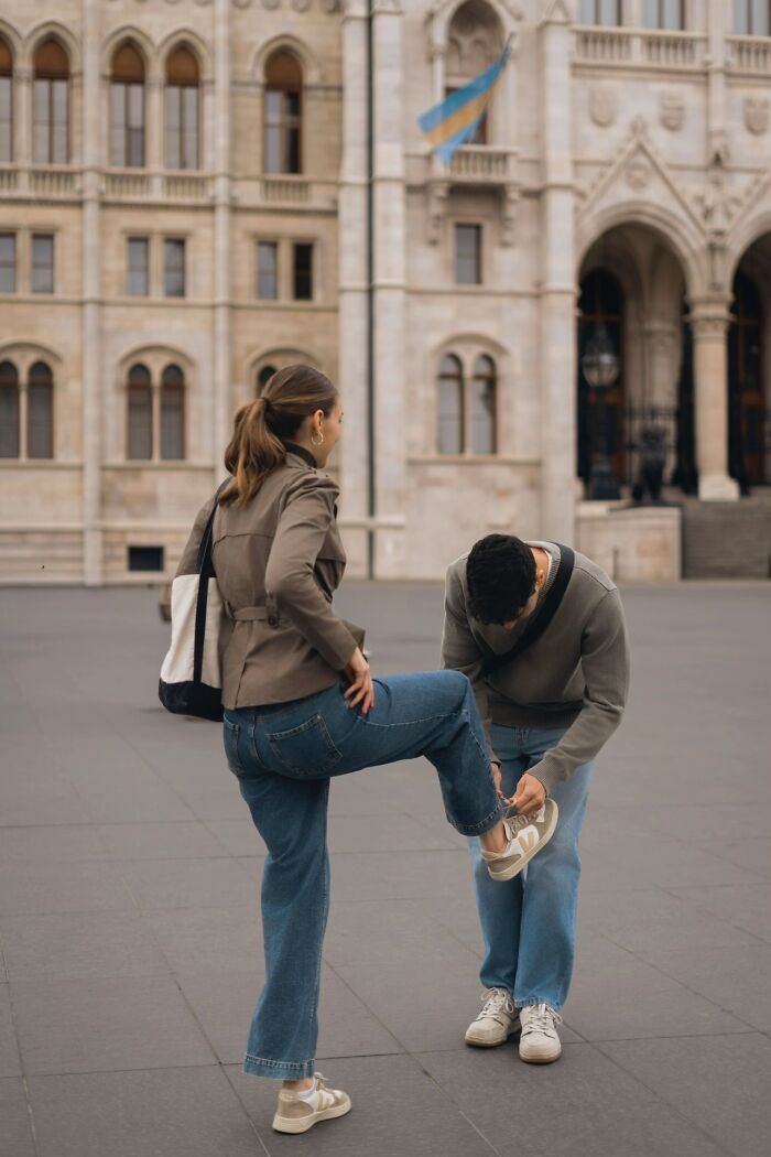 &ldquo;Like A Painting&rdquo;: This Wholesome Photo Trend Between Strangers Has The Internet In A Chokehold