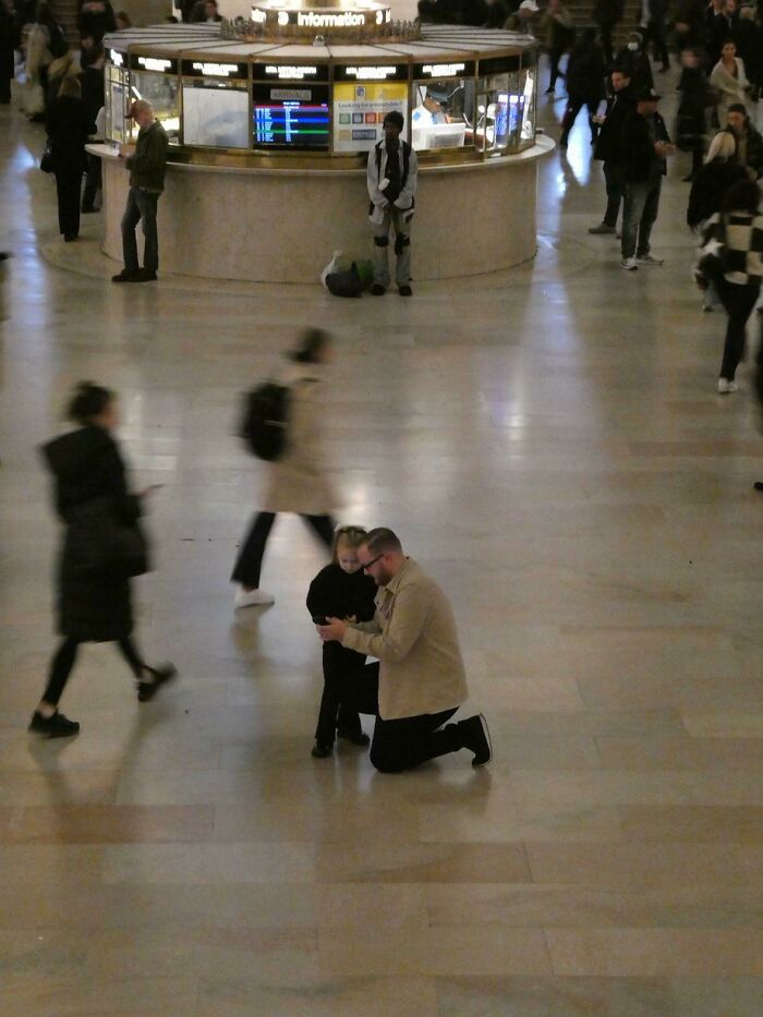 &ldquo;Like A Painting&rdquo;: This Wholesome Photo Trend Between Strangers Has The Internet In A Chokehold