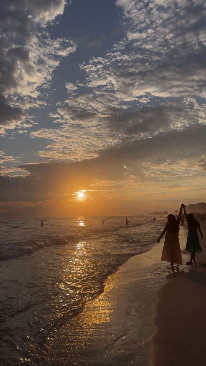 &ldquo;Like A Painting&rdquo;: This Wholesome Photo Trend Between Strangers Has The Internet In A Chokehold