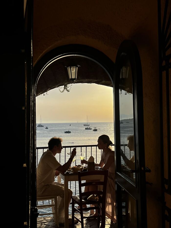 &ldquo;Like A Painting&rdquo;: This Wholesome Photo Trend Between Strangers Has The Internet In A Chokehold
