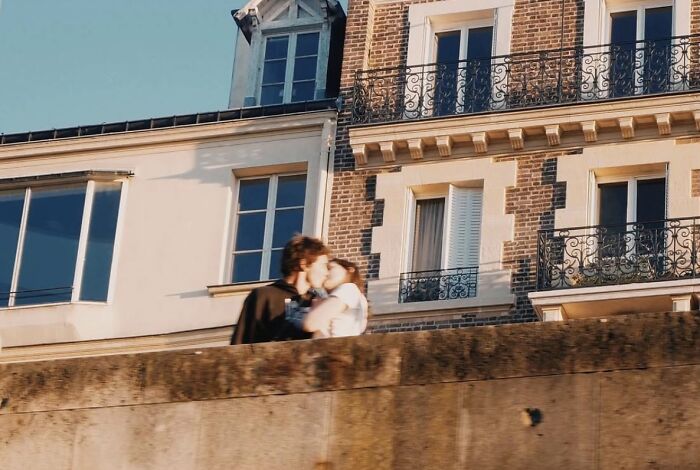 &ldquo;Like A Painting&rdquo;: This Wholesome Photo Trend Between Strangers Has The Internet In A Chokehold