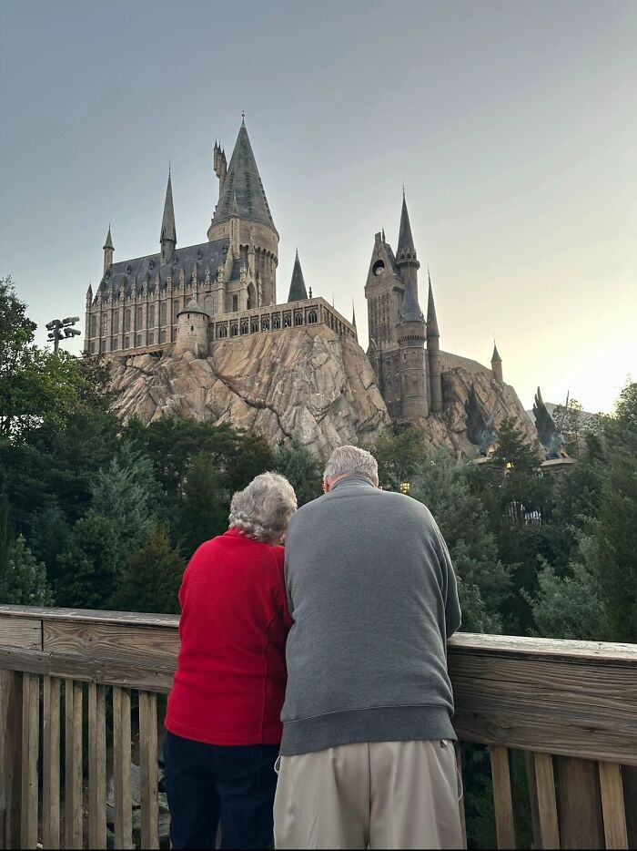 &ldquo;Like A Painting&rdquo;: This Wholesome Photo Trend Between Strangers Has The Internet In A Chokehold