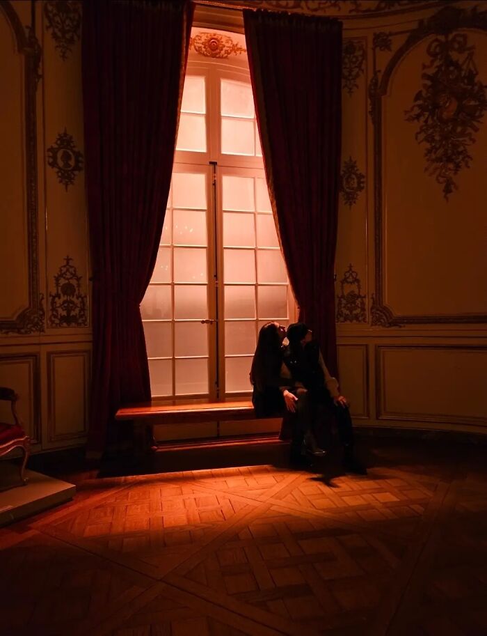 &ldquo;Like A Painting&rdquo;: This Wholesome Photo Trend Between Strangers Has The Internet In A Chokehold
