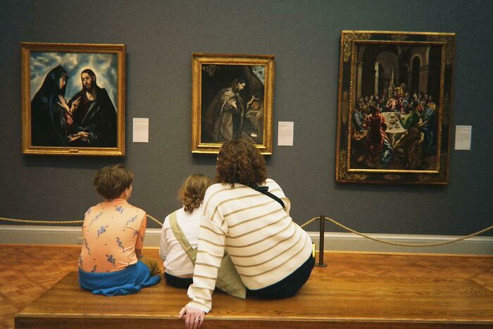 &ldquo;Like A Painting&rdquo;: This Wholesome Photo Trend Between Strangers Has The Internet In A Chokehold