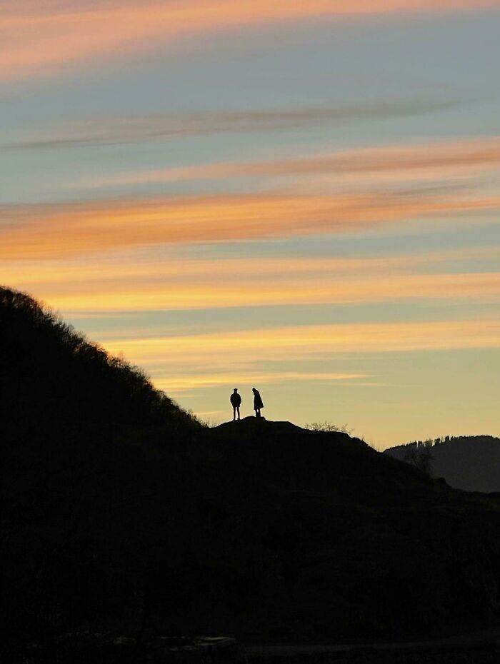 &ldquo;Like A Painting&rdquo;: This Wholesome Photo Trend Between Strangers Has The Internet In A Chokehold