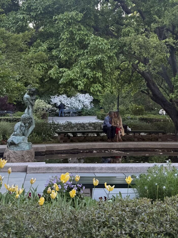 &ldquo;Like A Painting&rdquo;: This Wholesome Photo Trend Between Strangers Has The Internet In A Chokehold