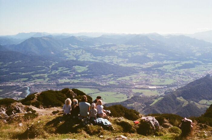 &ldquo;Like A Painting&rdquo;: This Wholesome Photo Trend Between Strangers Has The Internet In A Chokehold