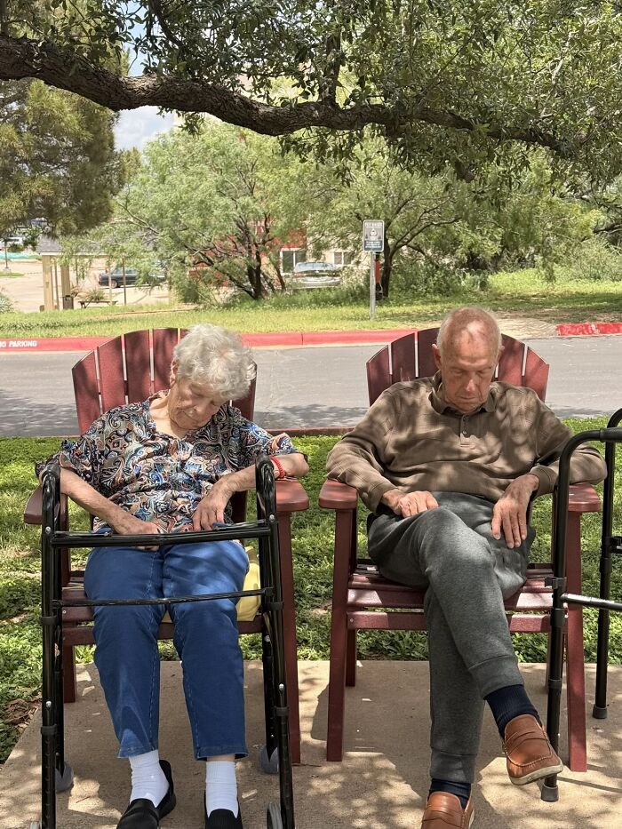 &ldquo;Like A Painting&rdquo;: This Wholesome Photo Trend Between Strangers Has The Internet In A Chokehold