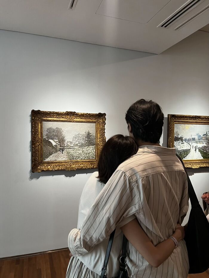 &ldquo;Like A Painting&rdquo;: This Wholesome Photo Trend Between Strangers Has The Internet In A Chokehold