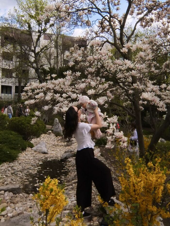 &ldquo;Like A Painting&rdquo;: This Wholesome Photo Trend Between Strangers Has The Internet In A Chokehold