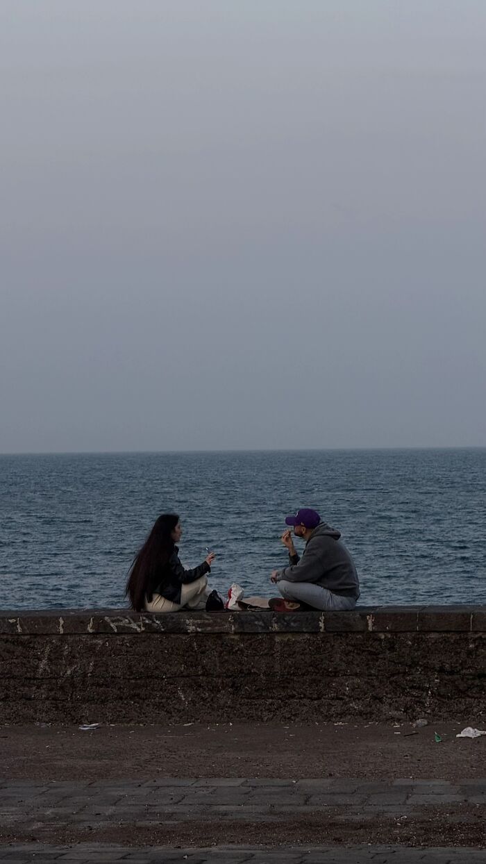 &ldquo;Like A Painting&rdquo;: This Wholesome Photo Trend Between Strangers Has The Internet In A Chokehold