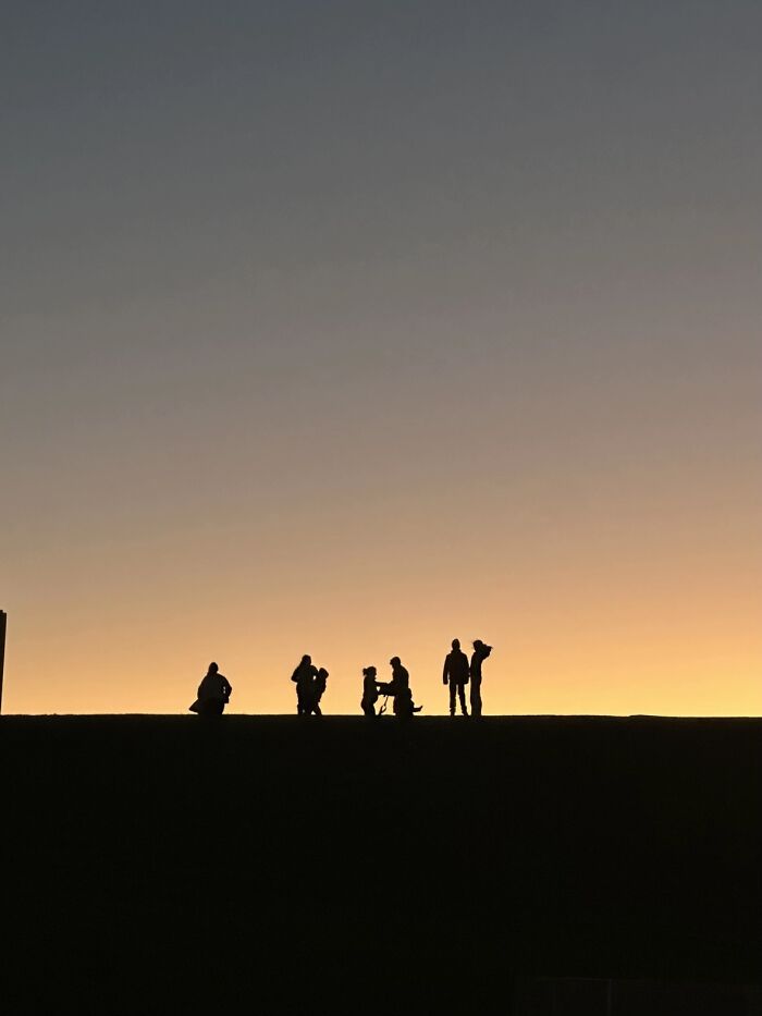 &ldquo;Like A Painting&rdquo;: This Wholesome Photo Trend Between Strangers Has The Internet In A Chokehold