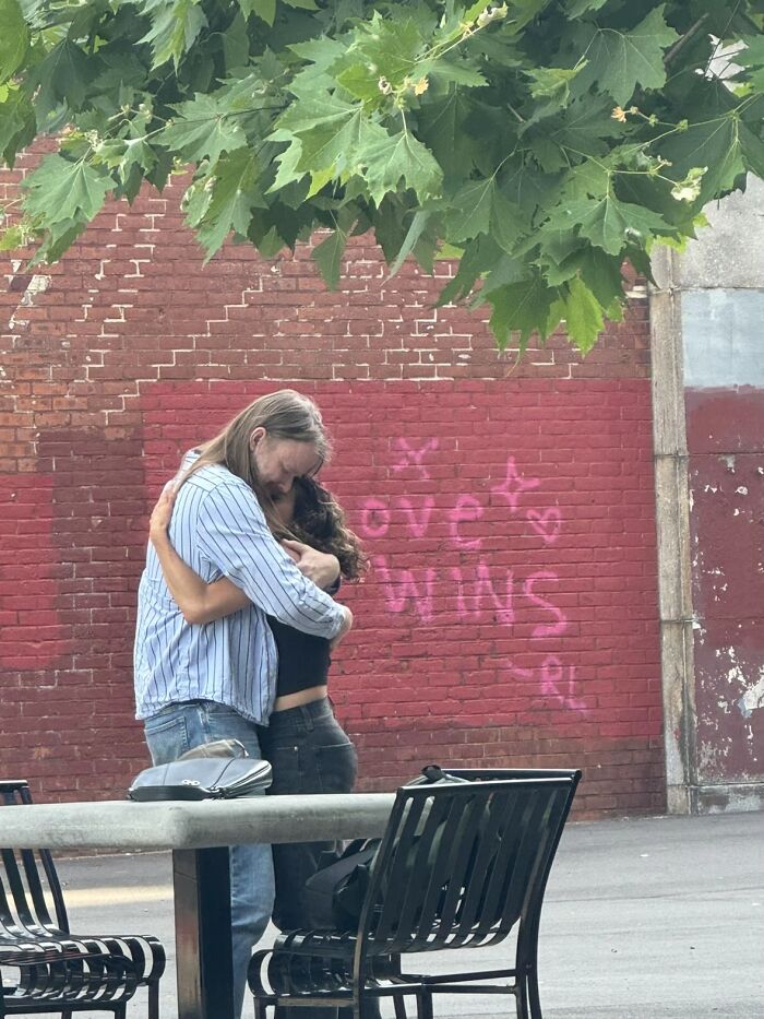 &ldquo;Like A Painting&rdquo;: This Wholesome Photo Trend Between Strangers Has The Internet In A Chokehold