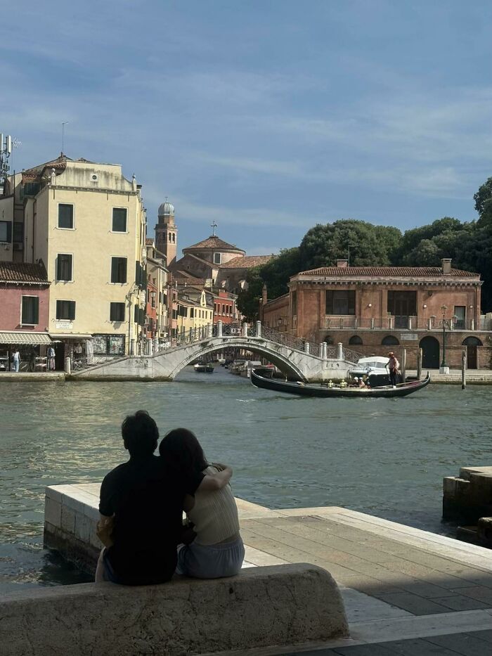 &ldquo;Like A Painting&rdquo;: This Wholesome Photo Trend Between Strangers Has The Internet In A Chokehold