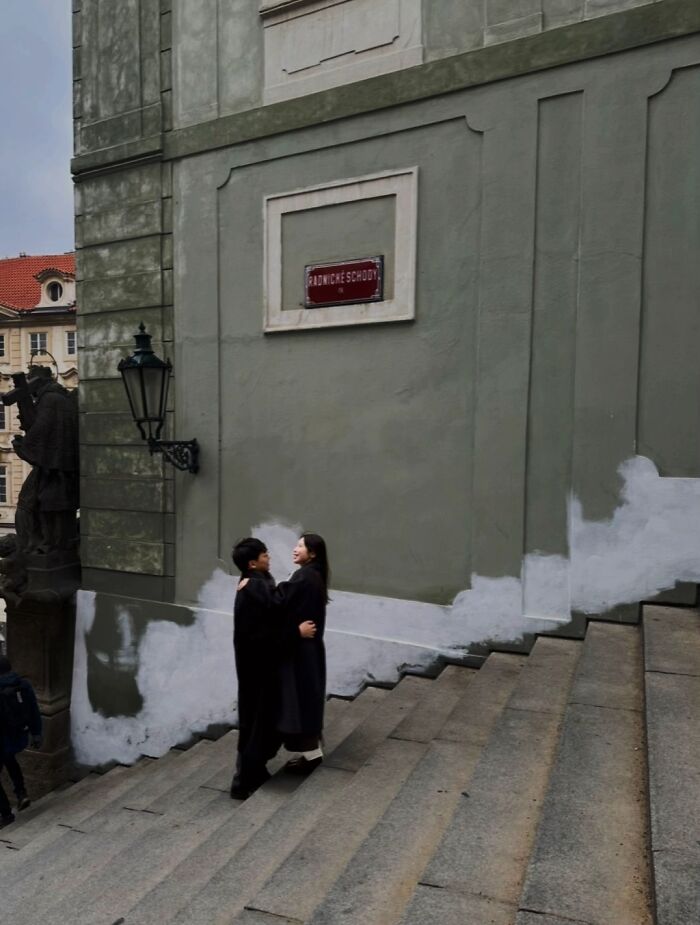 &ldquo;Like A Painting&rdquo;: This Wholesome Photo Trend Between Strangers Has The Internet In A Chokehold