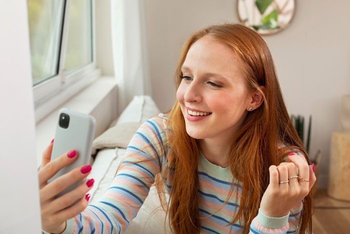 Hubby And Wife’s Sis Text Privately And Spend Time Alone, Wife Gets Called Jealous For Speaking Up