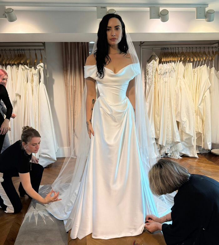“Divorce Was Destined”: 20 Celebrity Wedding Dresses That Stunned, For Better Or Worse