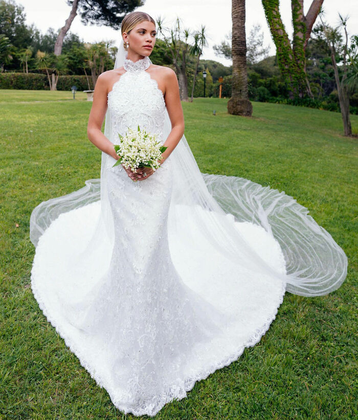 “Divorce Was Destined”: 20 Celebrity Wedding Dresses That Stunned, For Better Or Worse