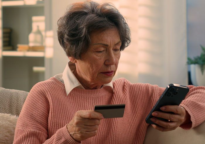 67 Heartwarming And Heartbreaking Things People Saw On Their Late Parents&rsquo; Phones