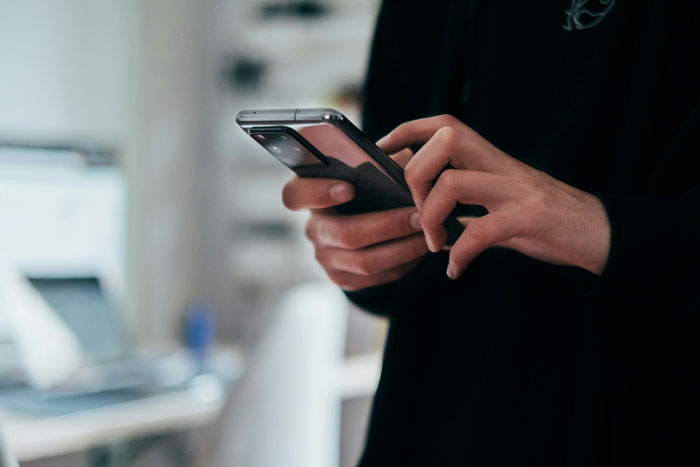 67 Heartwarming And Heartbreaking Things People Saw On Their Late Parents&rsquo; Phones