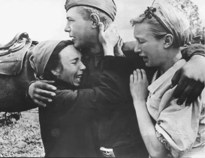 91 Historical Photos That Feel Almost Impossible To Explain