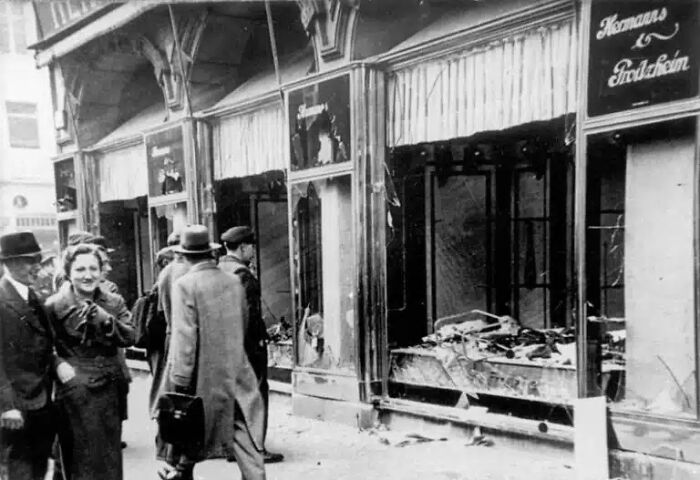 91 Historical Photos That Feel Almost Impossible To Explain