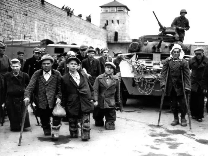 91 Historical Photos That Feel Almost Impossible To Explain