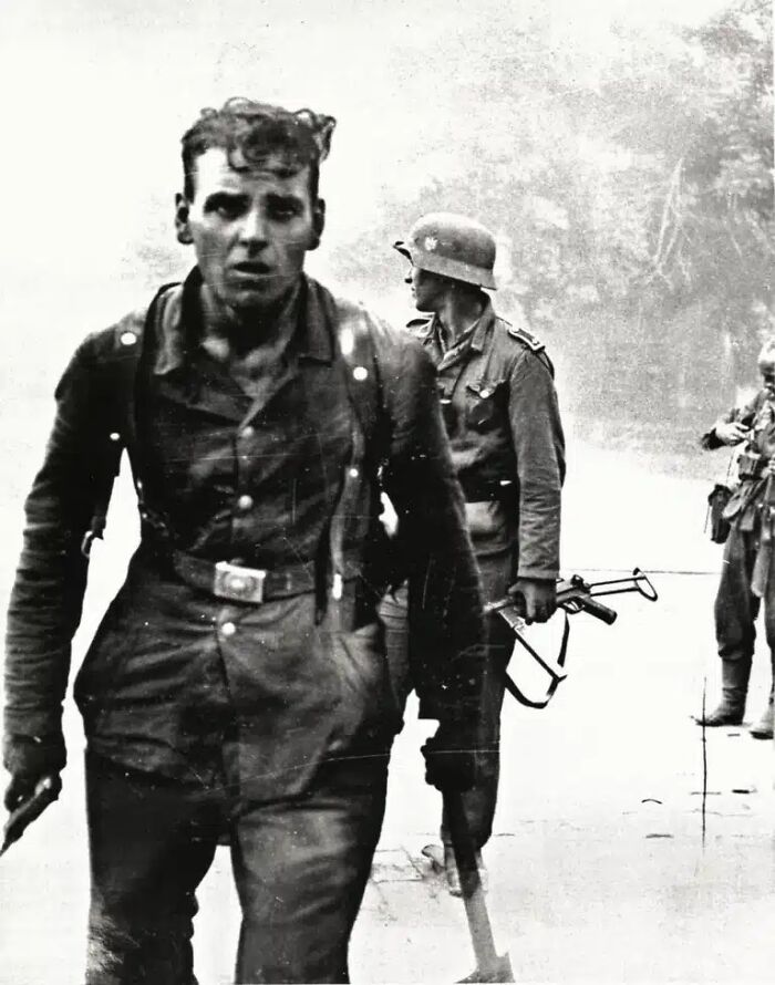 91 Historical Photos That Feel Almost Impossible To Explain