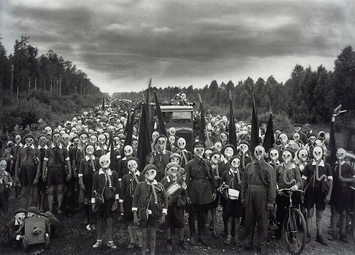91 Historical Photos That Feel Almost Impossible To Explain