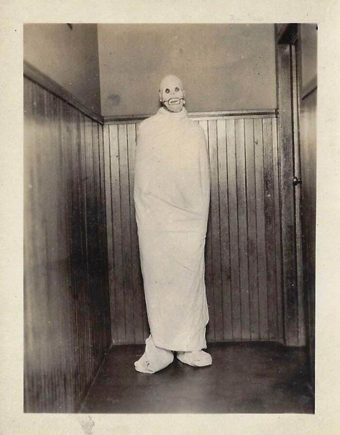 91 Historical Photos That Feel Almost Impossible To Explain