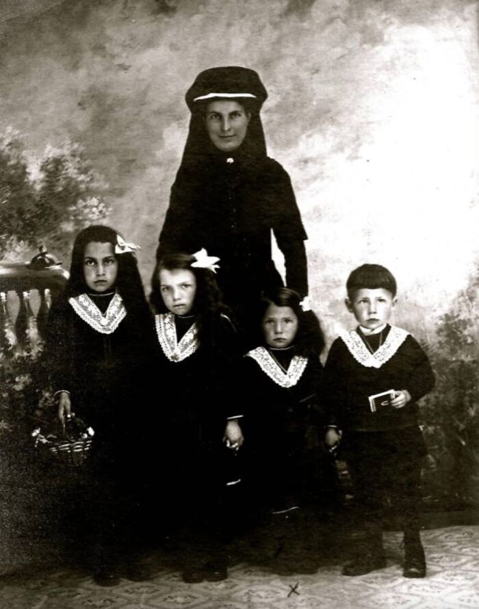 91 Historical Photos That Feel Almost Impossible To Explain